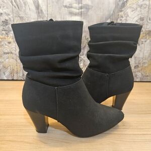 Amanda Blu black faux suede ankle boot size 6 US